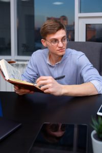 Como achar emprego após os 40: guia prático para se destacar